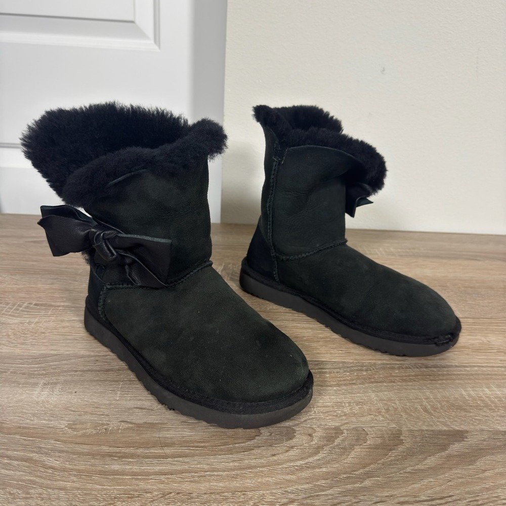 UGG Gita Bow Mini Black Suede Sheepskin Ankle Boots 1019983 Womens 7